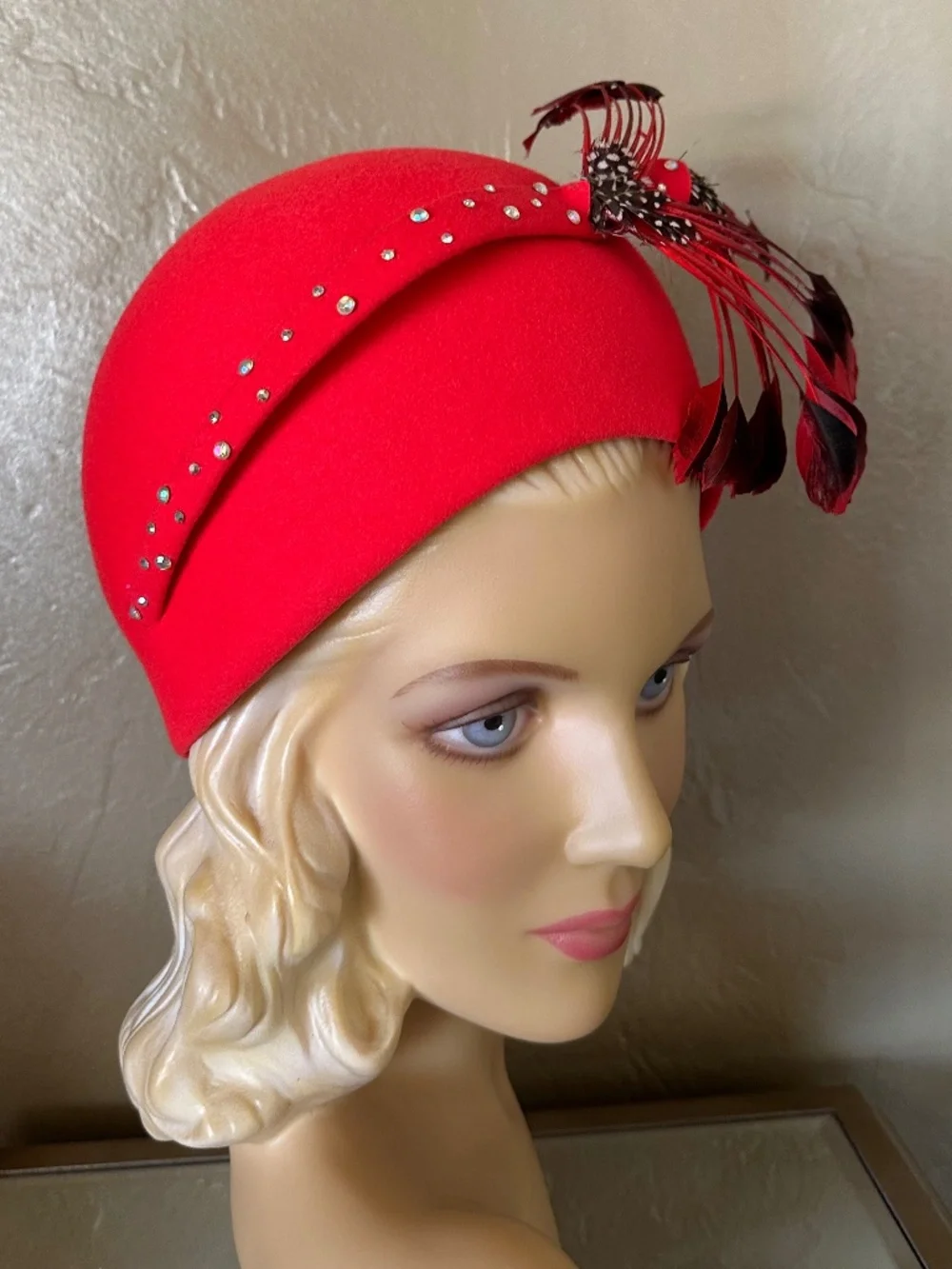 COLLECTIBLE 1960s' CORAL FELT 